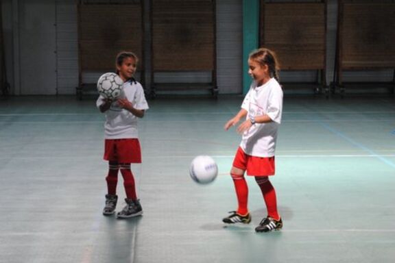 Les enfants participent au stage de football à Vittel organisé par la Fédération de Paris du Secours populaire