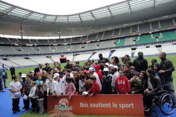 Une quinzaine d'enfants du Secours populaire au stade de France avec des grands sportifs