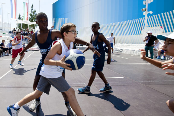 Tournoi de basket avec des enfants du Secours populaire