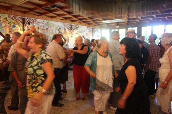 Après-midi dansante à la guinguette Chez Gégène avec les seniors isolés d'Ile-de-France.
