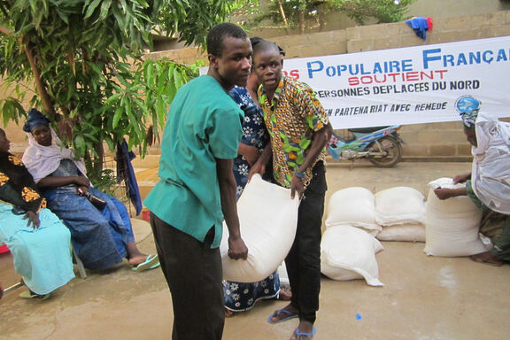 Distribution alimentaire menée par l'Association Réseau Malien d'Expertises pour le Développement (RE.M.E.DE), partenaire du Secours populaire au Mali.