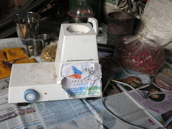 Mixeur à épices fourni aux femmes de Bari Pada par JKHF