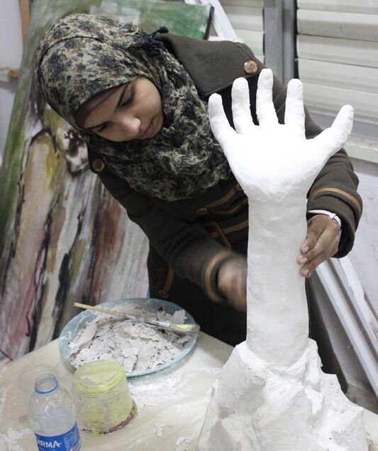 Jeune artiste palestinienne en train de sculpter, dans le cadre du projet Arts à Gaza, en Palestine