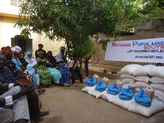Distribution alimentaire menée par l'Association Réseau Malien d'Expertises pour le Développement (RE.M.E.DE), partenaire du Secours populaire au Mali.