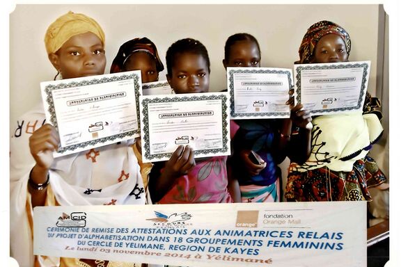 remise des diplômes d'alphabétisation au Mali en 2014