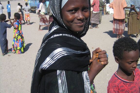 Une femme à la distribution alimentaire du Secours populaire au Djibouti