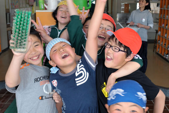 L'accueil chaleureux des enfants japonais lors d'une visite d'une délégation du SPF en mars 2012.