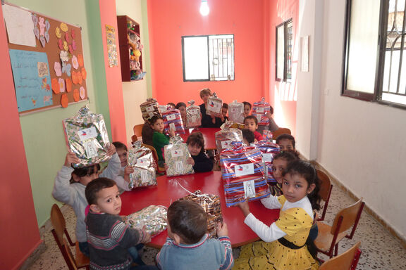 Les enfants syriens reçoivent des fournitures scolaires de la part du Secours populaire