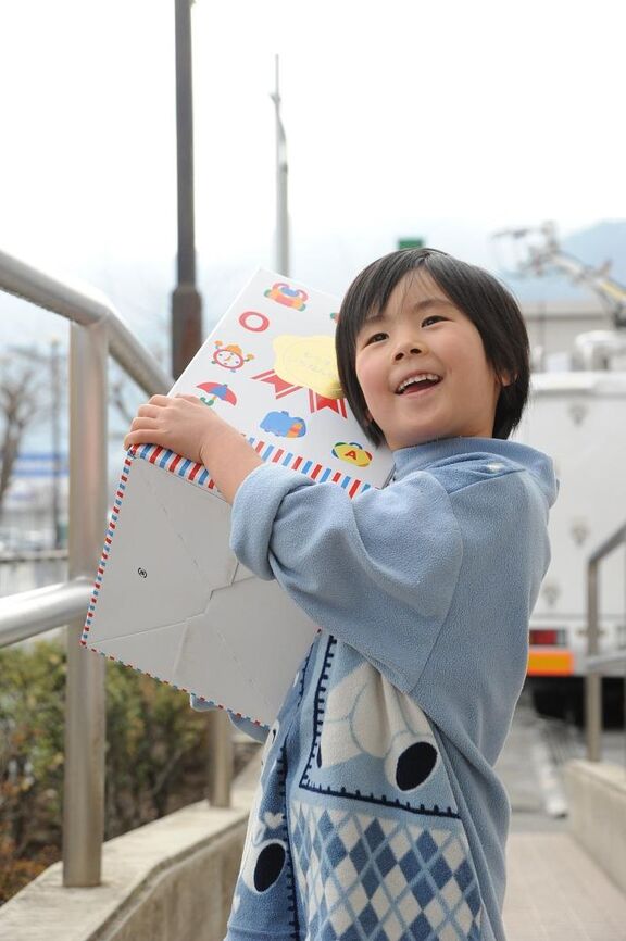 Sourire d'un petit garçon japonais venant de recevoir un cadeau.