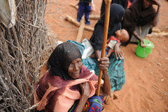 uen femme et son enfant dans la Corne de l'Afrique, qui, comme des millions de personnes sont menacées par la famine