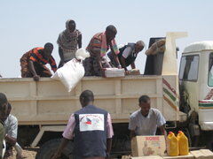 Préparation de la distribution alimentaire ar Bender Djedid, partenaire du Secours populaire, à Djibouti,