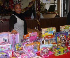 Distribution de cadeaux neufs aux enfants à l'occasion des jouets collectés par les partenaires du Secours populaire