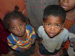 Enfants de paysans dans les environs de Fiana.