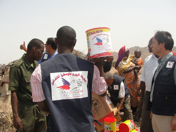 Distribution alimentaire par Bender Djedid, partenaire du Secours populaire, à Djibouti, le 16 août 2011.